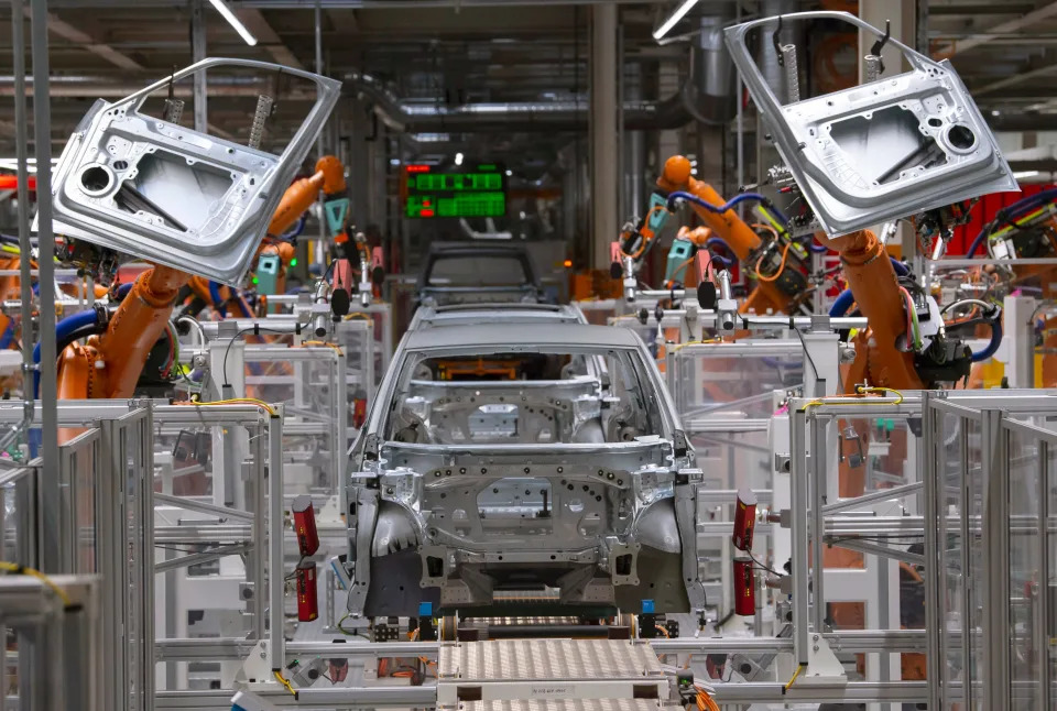 Robots assemble cars