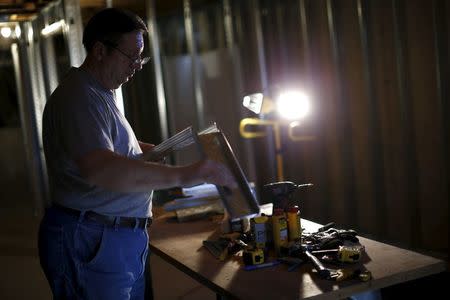 U.S. Republican presidential candidate Michael Petyo works on a construction job at a home in Valparaiso, Indiana, United States, December 9, 2015. REUTERS/Jim Young