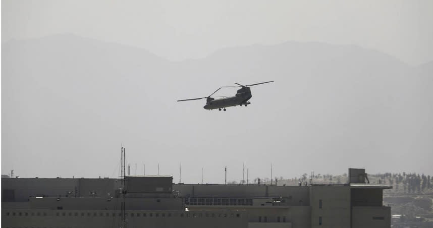 一架軍用運輸直升機今日降落在美國駐喀布爾大使館，疑似正在進行緊急撤離工作。（圖／達志／美聯社）