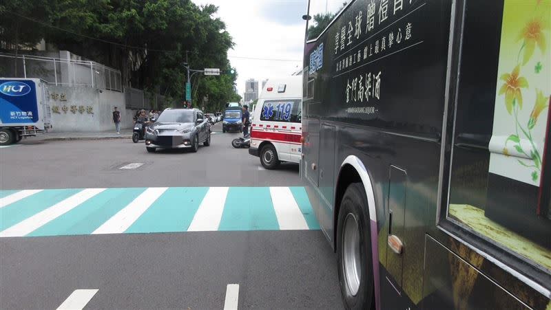 客運公司指出，女騎士疑鑽車與公車發生碰撞。（圖／翻攝畫面）