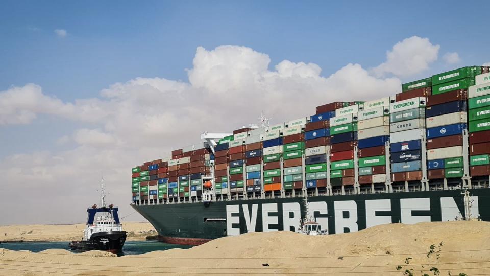 Ein Schlepper bei den Bemühungen zur Freilegung vom Containerschiff «Ever Given».