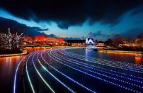 Lines of blue lights stretch across the water. <a href="http://www.mymodernmet.com/profiles/blogs/nabana-no-sato-tunnel-japan" rel="nofollow noopener" target="_blank" data-ylk="slk:(Yuhanis Gumay / My Modern Met);elm:context_link;itc:0;sec:content-canvas" class="link ">(Yuhanis Gumay / My Modern Met)</a>