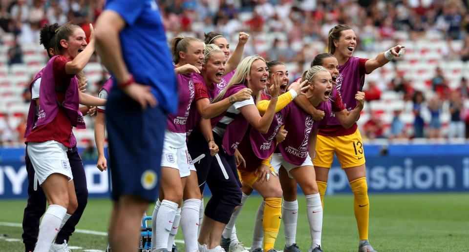 Englands Frauen-Team fiebert nicht nur bei der WM mit. (Bild: Getty Images)