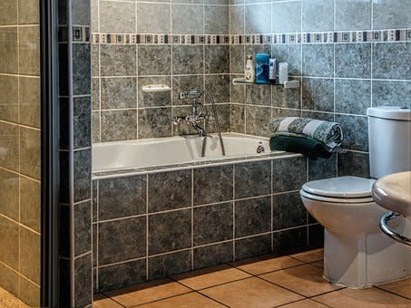 一對年輕夫妻離奇死於旅館淋浴間。（示意圖／pixabay）