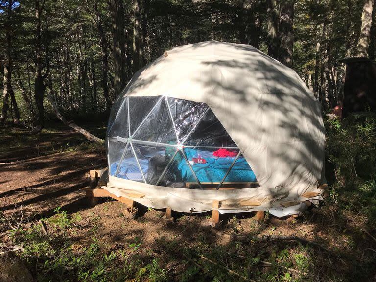 El refugio Ilón tiene área de campamento al aire libre y domos