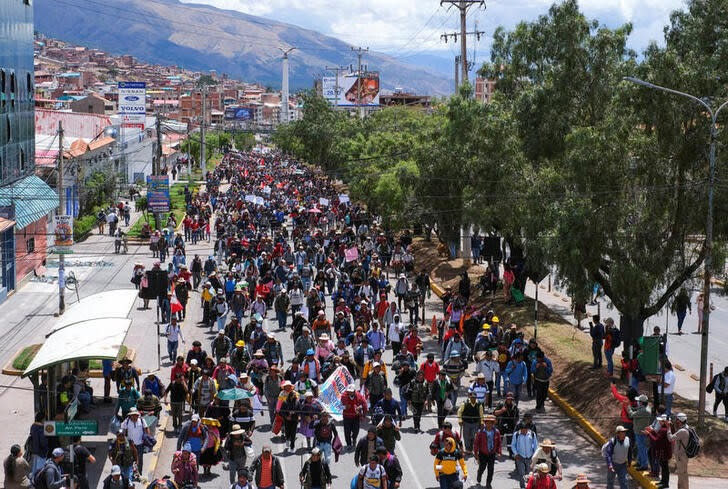 Miembros de comunidades indígenas y campesinos participan en una marcha en Cuzco durante una protesta exigiendo la disolución del Congreso y la celebración de elecciones democráticas en lugar de reconocer a Dina Boluarte como presidenta de Perú, tras la destitución del líder peruano Pedro Castillo, en Cuzco, Perú