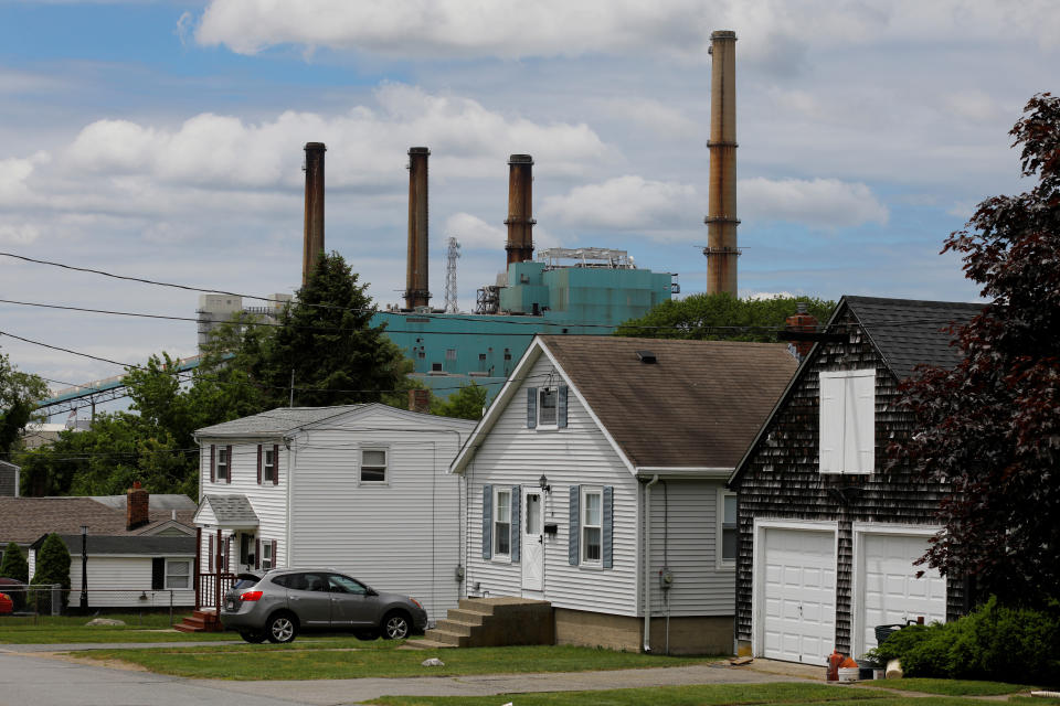 The Brayton Point power plant, a coal-fired power plant&nbsp;that was shut down&nbsp;June 1,&nbsp;rises behind houses in Somerset, Massachusetts. (Photo: Brian Snyder / Reuters)