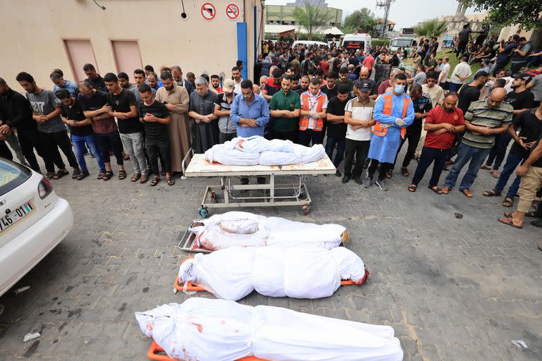 Los palestinos rezan por los cuerpos de las personas que murieron en un ataque aéreo israelí contra el campo de refugiados de Jabalia, en la Franja de Gaza, el 9 de octubre de 2023