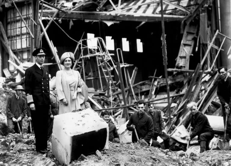 Los reyes entre los daños ocasionados al palacio durante el Blitz, los bombardeos sostenidos en Reino Unido por la Alemania nazi