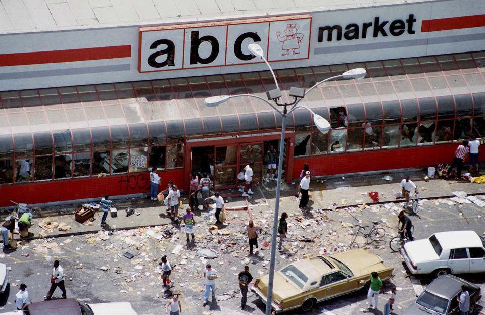 Looters in parking lot of store