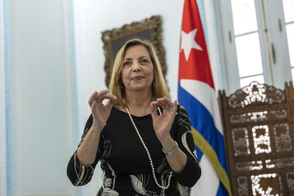 La viceministra de Relaciones Exteriores de Cuba, Josefina Vidal, pide una máscara facial después de una entrevista en La Habana, Cuba, el martes 19 de abril de 2022. (AP Foto/Ramón Espinosa)