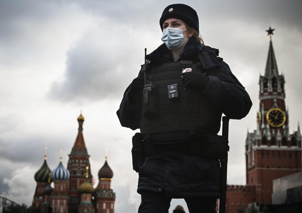 Une policière russe marche le long de la Place Rouge dans le centre de Moscou, en Russie, le 25 novembre 2020. - Alexander Nemenov - AFP