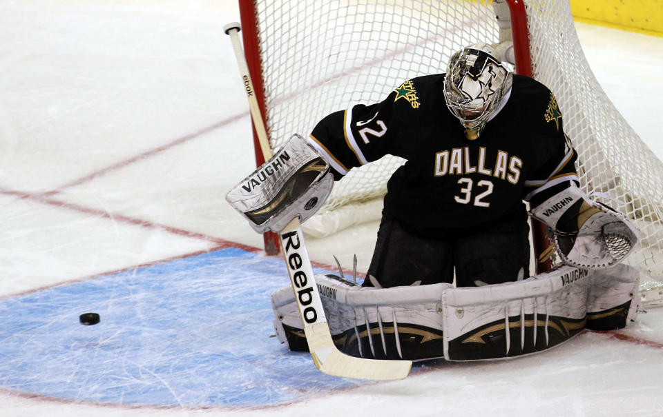 DALLAS, TX - FEBRUARY 29: Kari Lehtonen #32 of the Dallas Stars makes a save against the Pittsburgh Penguins at American Airlines Center on February 29, 2012 in Dallas, Texas. (Photo by Ronald Martinez/Getty Images)