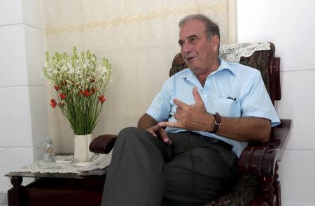 Canadian writer Hal Klepak talks to Reuters during an interview in Havana October 8, 2015. REUTERS/Enrique de la Osa