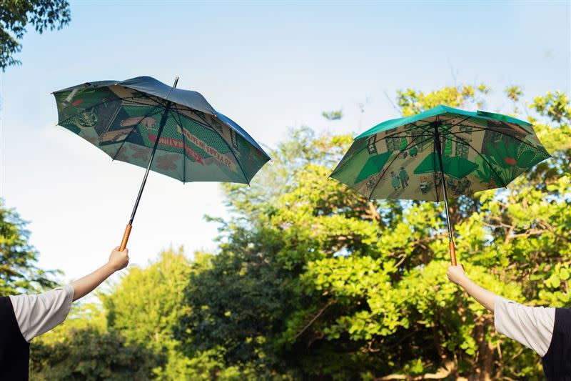 星巴克今年第二波滿額贈活動特別推出「25週年紀念直傘」活動贈品。（圖／品牌業者提供）