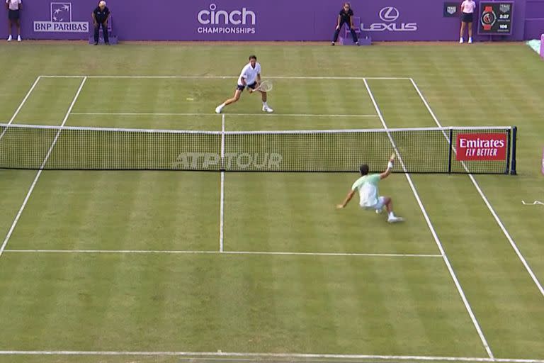 Carlitos Alcaraz llega resbalándose a la pelota y saca un tiro ganador que puso de pie a todo el estadio en el ATP 500 de Queen's, Londres