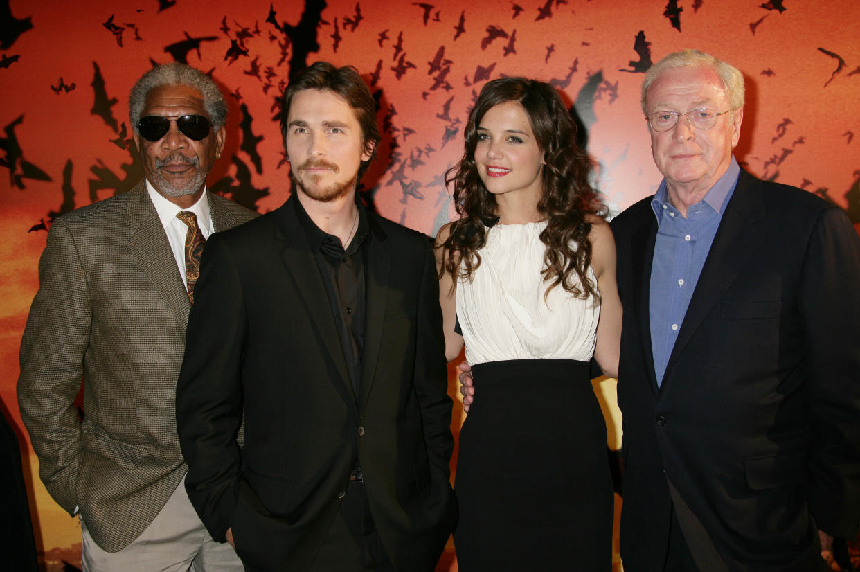 Los miembros del reparto Morgan Freeman, Christian Bale, Katie Holmes y Michael Caine asisten al estreno de 