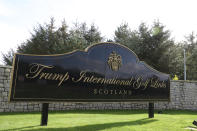 Algunos de esos campos de golf con hotel no están en Estados Unidos. Tiene también en Emiratos Árabes Unidos, Irlanda y Escocia, de donde era su madre. Trump International Golf Links Scotland abrió en 2012 en medio de una gran polémica sobre el impacto ambiental de su construcción. (Foto: Andrew Milligan / PA Images / Getty Images).
