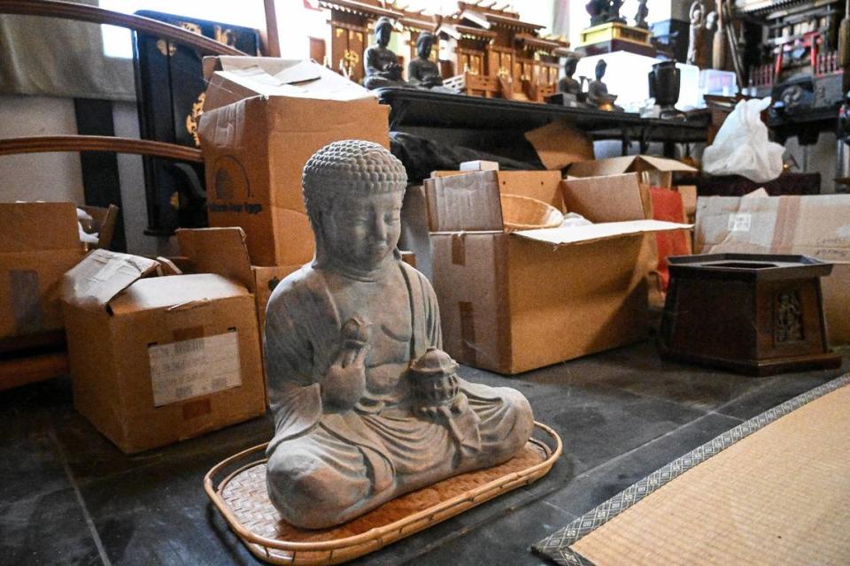 Una estatua budista en una de las salas del edificio del Shingon Buddhist International Institute, donde Bill Eidsen, de Fresno, enseña a los estudiantes sobre la secta.