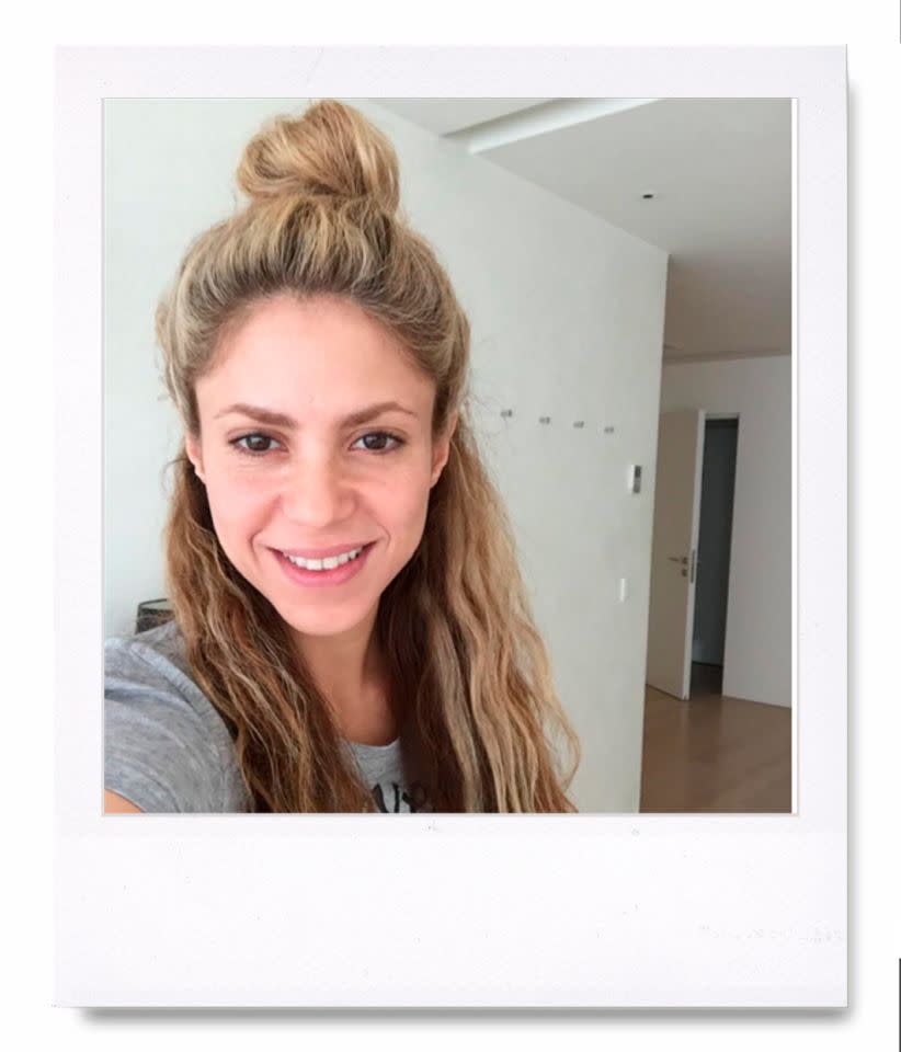 Shakira Recién salida de la ducha y lista para celebrar su cumpleaños. Así se mostraba Shakira en su cuenta de Instagram, de lo más natural. La cantante ha recibido muchos cumplidos en los comentarios, pero también algunas críticas nada respetuosas