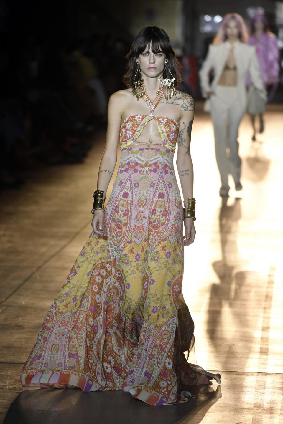 <p>Vestidos vaporosos en versión maxi, con telas ligeras y estampados bohemios fueron la apuesta de <strong>Etro</strong>. Adapta la tendencia al otoño con tejidos más gruesos y tonos oscuros. </p>