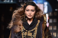 <p>Gigi Hadid ist das Gesicht der neuesten Designerkollektion von H&M. Das Supermodel eröffnete denn auch die Show in New York. Sein opulentes Outfit in Schwarz und Gold mit riesigen “Peace”-Ohrringen zeigte: Designer Jeremy Scott geht bei seiner Kollektion für die schwedische Modekette in die Vollen. (Bild: Rex Features) </p>