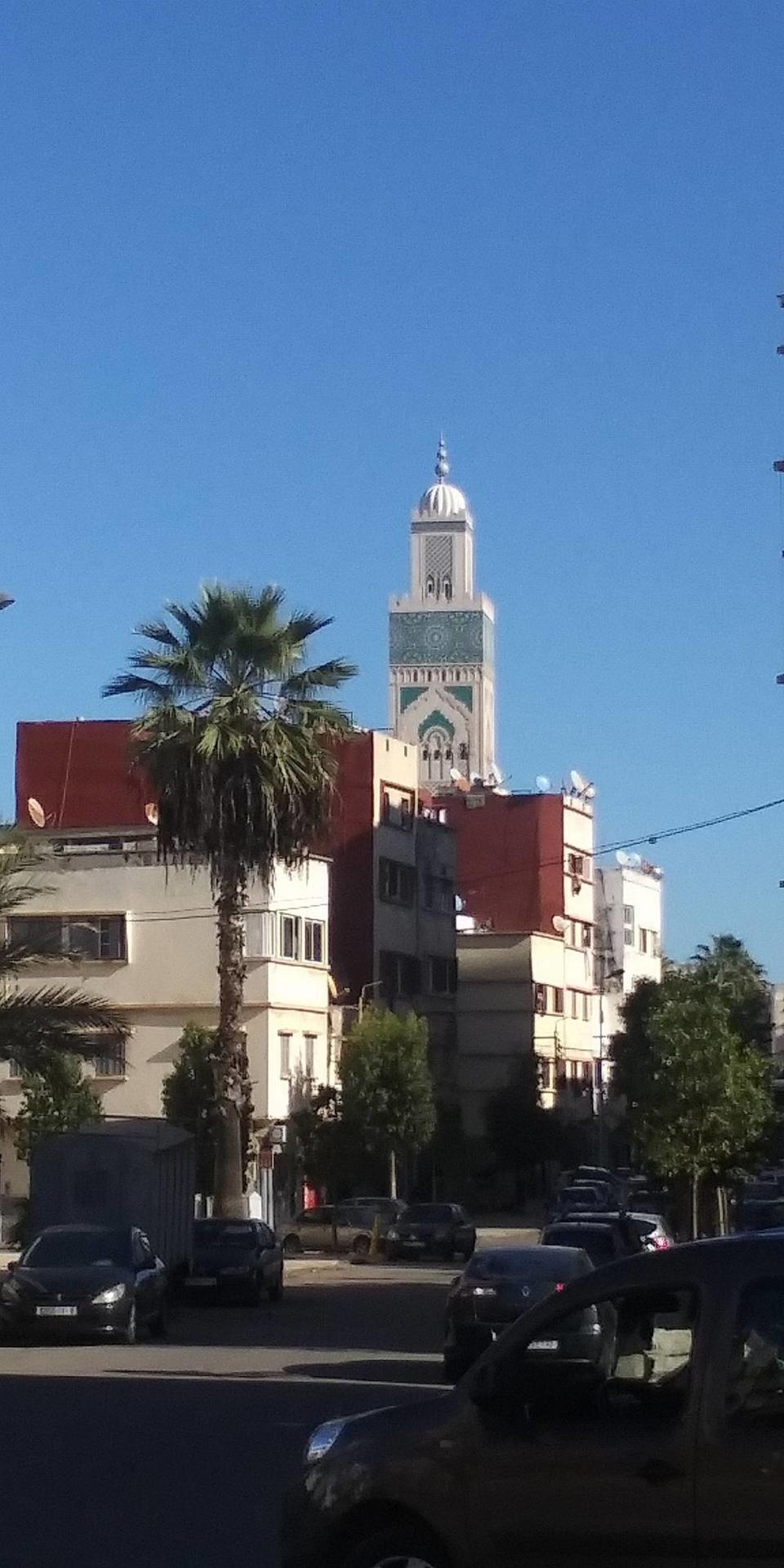 Callejuelas de la Medina desde donde se puede ver la torre de la Mezquita Hassan II.
