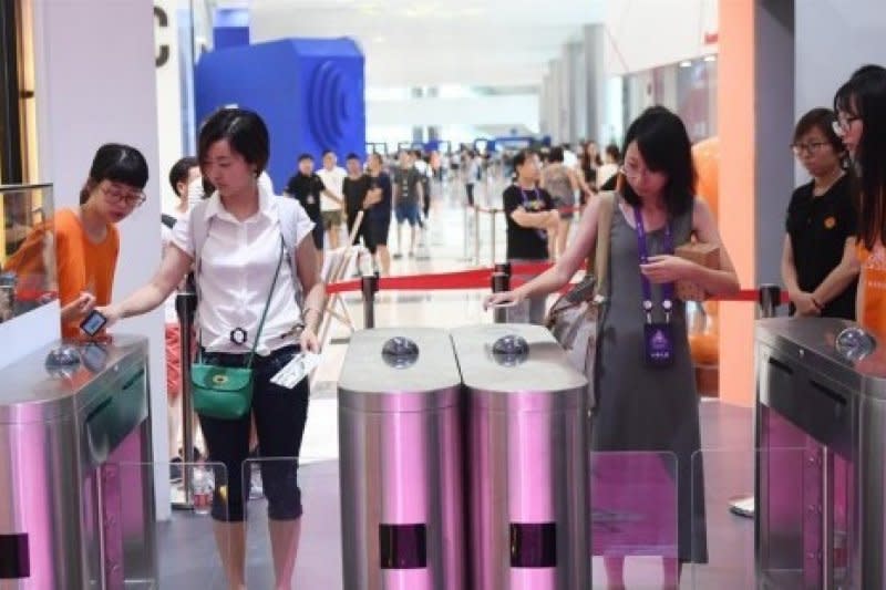 7月8日，杭州國際博覽中心舉辦的2017淘寶造物節上，顧客使用手機掃碼進入「無人商店」內體驗。（新華社）