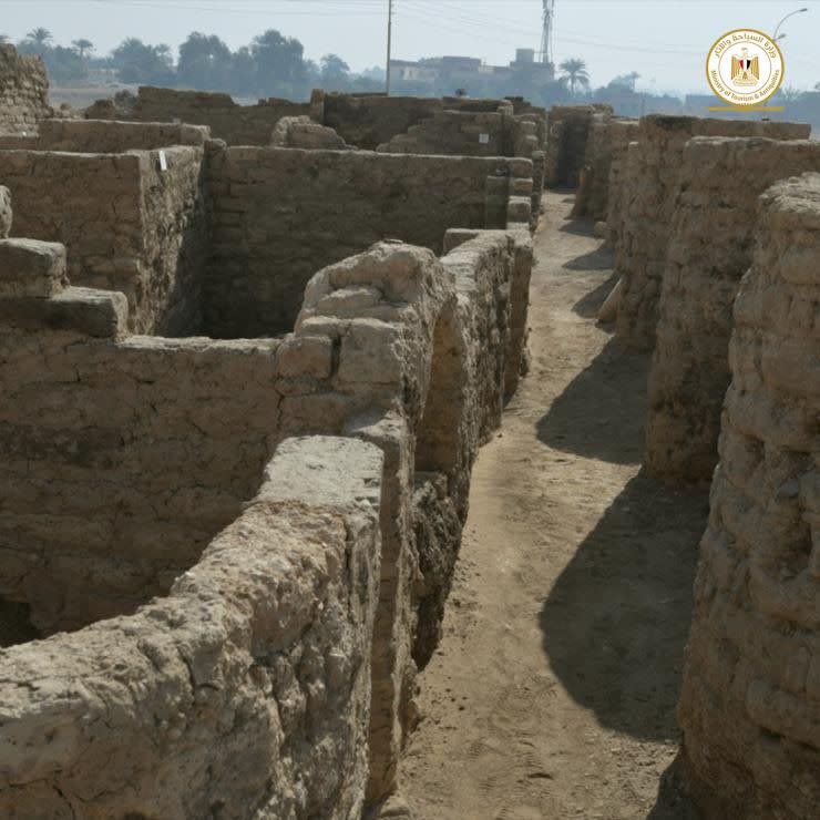 埃及考古學家成功找到「失落的黃金城」。（圖／翻攝自埃及旅遊及文物部推特）