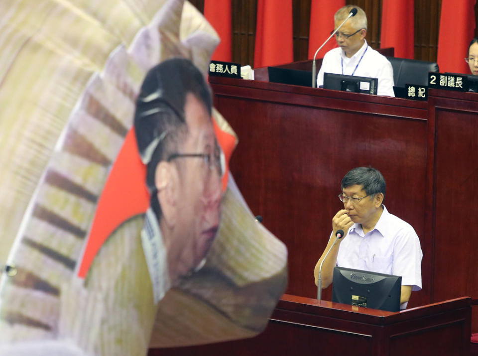 圖為2018年9月台北市議會進行市政總質詢，民進黨市議員王世堅帶來一隻大型的充氣「木馬」當作質詢道具。（資料照/趙雙傑攝）