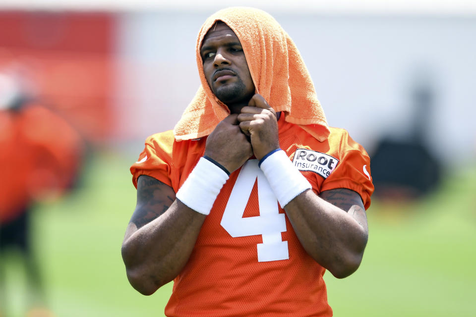 El quarterback de los Browns de Cleveland Deshaun Watson durante un entrenamiento, el 28 de julio de 2022, en Berea, Ohio. (AP Foto/Nick Cammett)