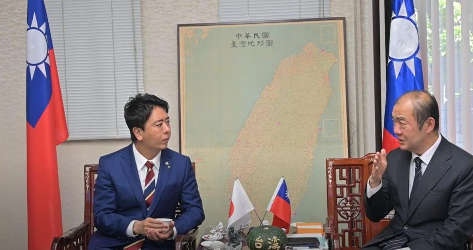 福岡市長高島宗一郎（左）親自拜會駐福岡辦事處，右為駐福岡辦事處陳銘俊處長。