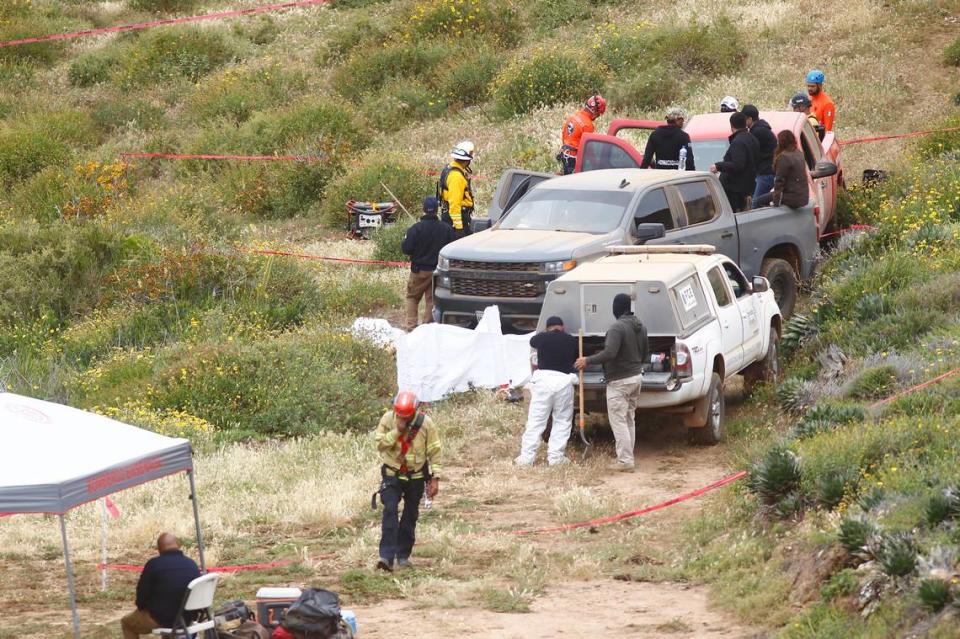 Peritos forenses trabajan en la zona donde se localizaron los cuerpos de dos surfistas australianos y un estadounidense este jueves en el poblado Santo Tomas en la ciudad de Ensenada