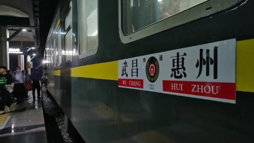 賀男在搭車期間產生幻覺、攻擊乘客。（圖／翻攝自@新浪　微博）