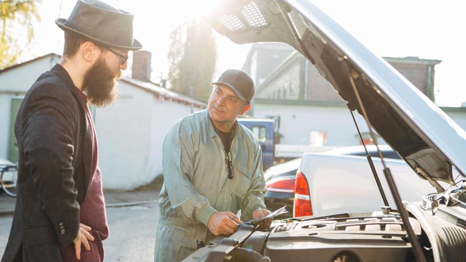 auto mechanic and customer talking about the problems of the car.