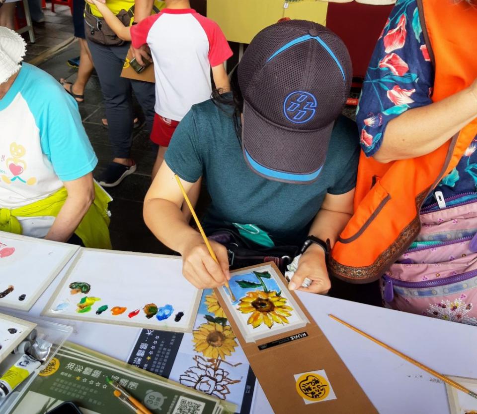 台南社大創作類課程成果展示區，民眾參加彩繪體驗。 （記者羅玉如攝）