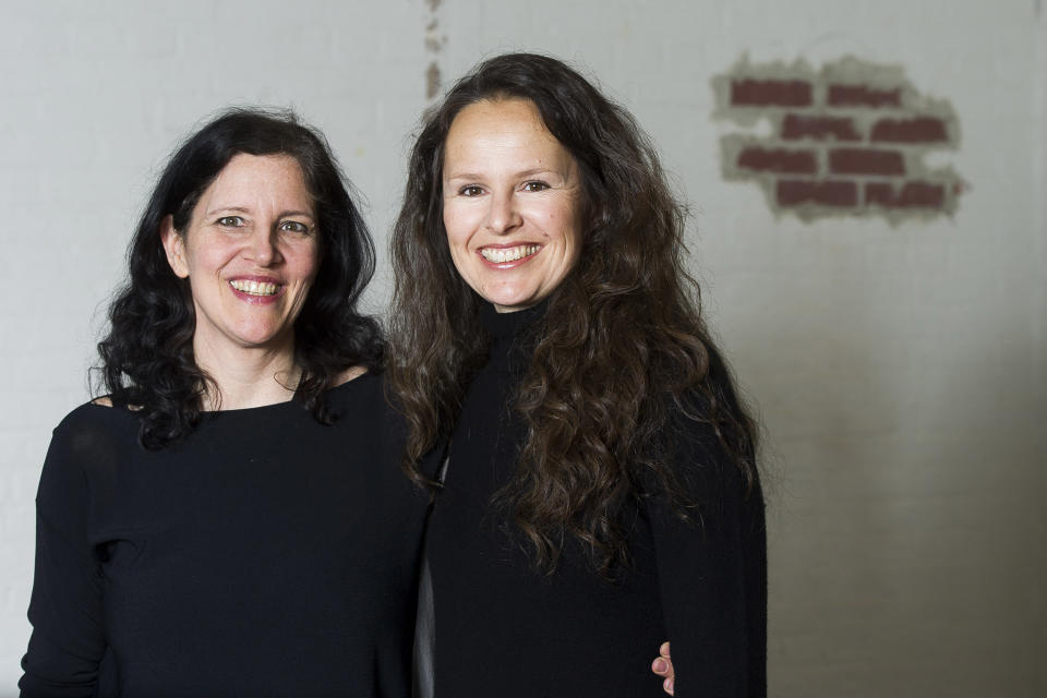 Laura Poitras, a la izquierda, y Johanna Hamilton posan el 16 de abril del 2014 en Nueva York, donde su documental, "1971", se estrena en el Festival de Cine de Tribeca. (Foto por Charles Sykes/Invision/AP)