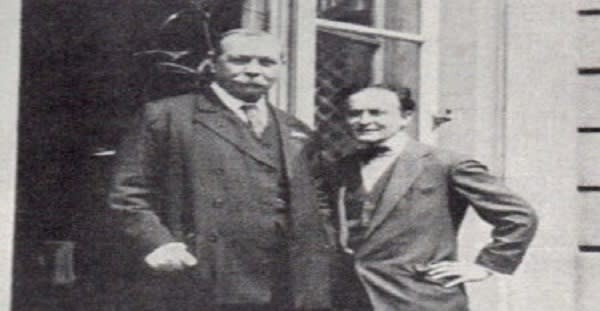 Arthur Conan Doyle y Harry Houdini (imagen vía sherlockholmesthegoldenyears)