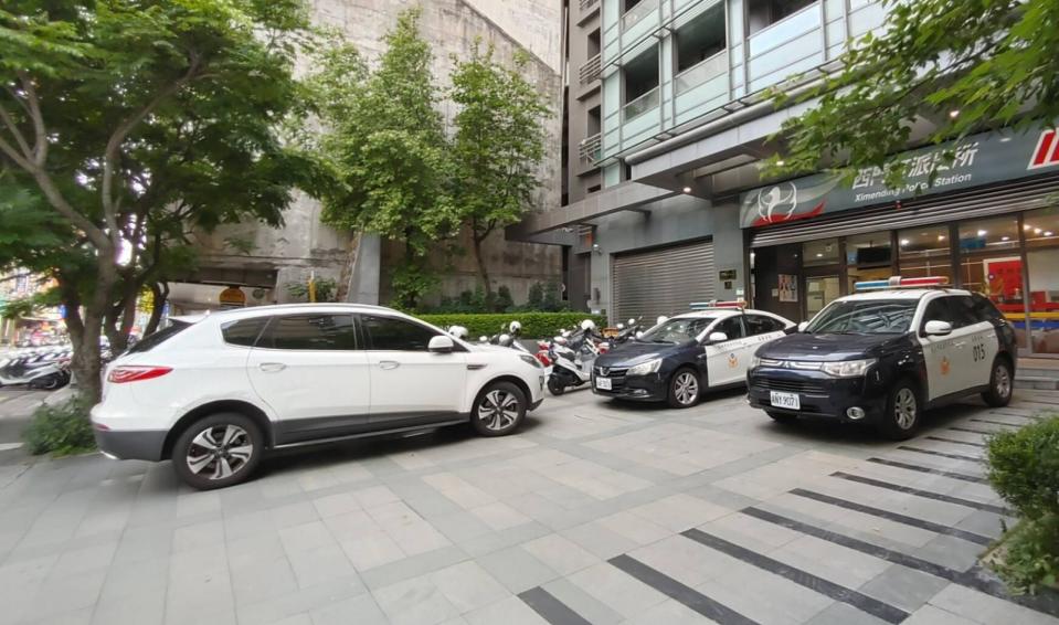 台北市長蔣萬安宣示要還給行人通行權益，但是交通警察大隊認為法定空地可以「合法」停車佔道。洪敏隆攝