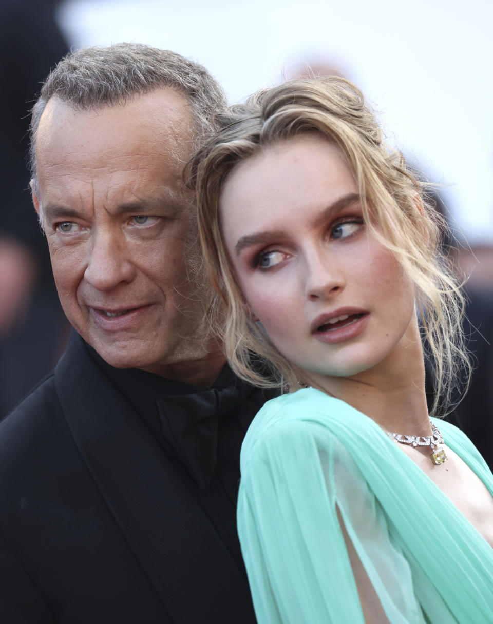Tom Hanks y Olivia DeJonge posan al llegar al estreno de "Elvis" en el Festival de Cine de Cannes, el miércoles 25 de mayo de 2022 en Cannes, Francia. (Foto por Vianney Le Caer/Invision/AP)