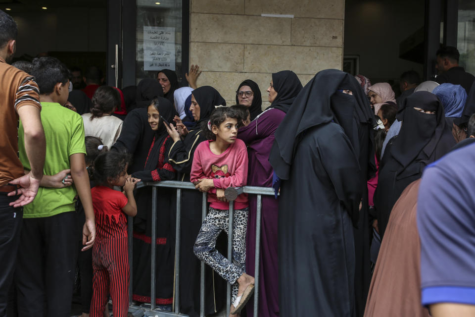 Gente esperando afuera de una panadería para comprar pan en el centro de Khan Younis, en el sur de la Franja de Gaza, el viernes 27 de octubre de 2023. (Samar Abu Elouf/The New York Times)