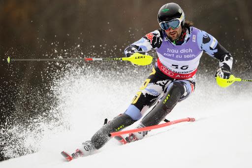 El esquiador argentino Cristian Simari compite durante la Copa del Mundo de esquí alpino, el 20 de febrero de 2011 en Partenkirchen (sur de Alemania) (AFP/Archivos | Fabrice Coffrini)