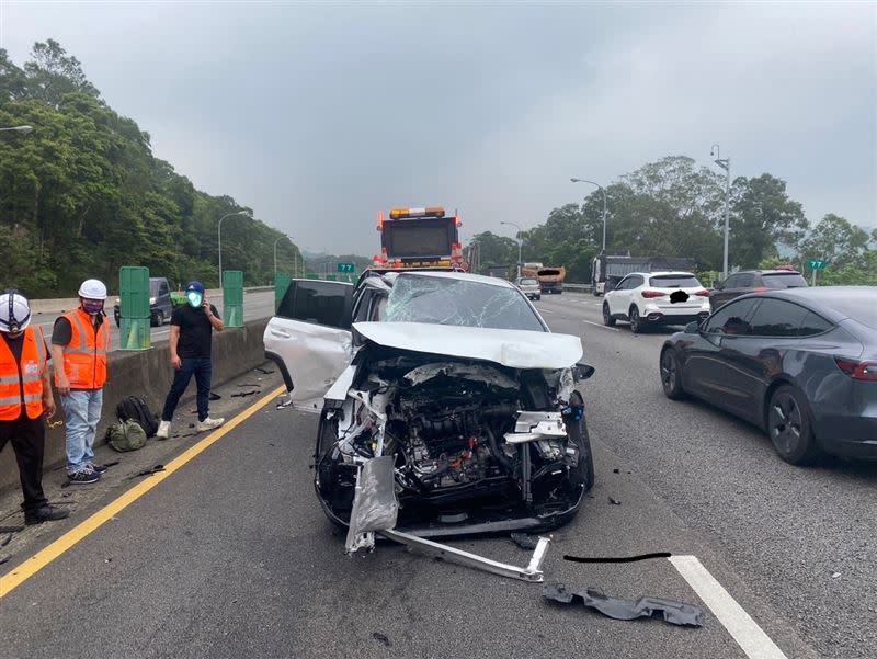 肇事的白車車頭嚴重毀損。(圖／警方提供)