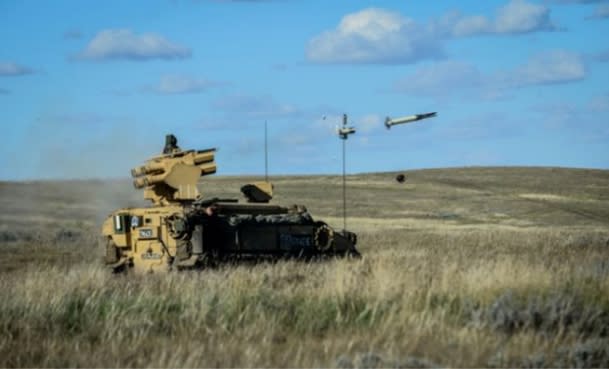 英國援烏的防空型「風暴者」裝甲車可以裝載 17 枚「星光」防空導彈，這款導彈被設計用來攔截空中和地面威脅，如敵人的無人機、直升機和裝甲車。   圖 : 翻攝自英國國防部官網
