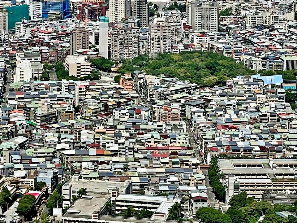 房市開始降溫， 房仲業估下半年價緩漲。圖為建築物櫛比鱗次的台北市。（ 資料照片／沈聰榮 攝）