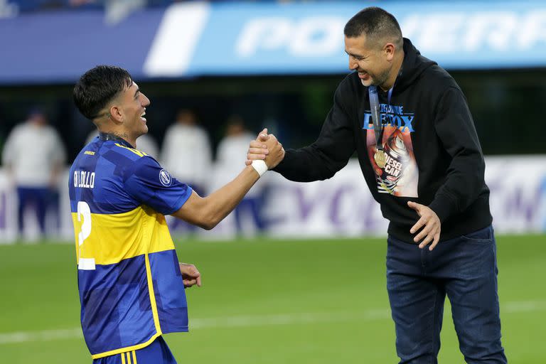 Riquelme felicita a Lautaro Di Lollo la noche en que Boca ganó la Copa Intercontinental Sub ante AZ Alkmaar en la Bombonera, en septiembre del año pasado