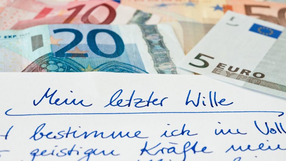 Wenn man einem Verstorbenen Geld schuldet, kann man die Schulden offiziell hinterlegen lassen.