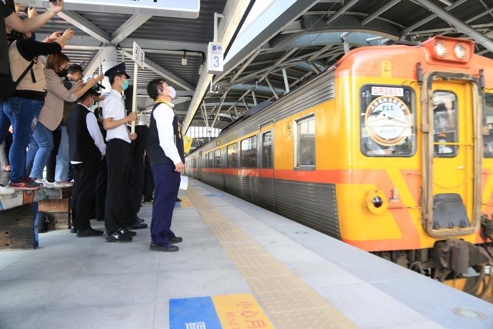 台鐵開專列護送袁淳修骨灰於今日下午抵達台中車站。   台中市政府/提供