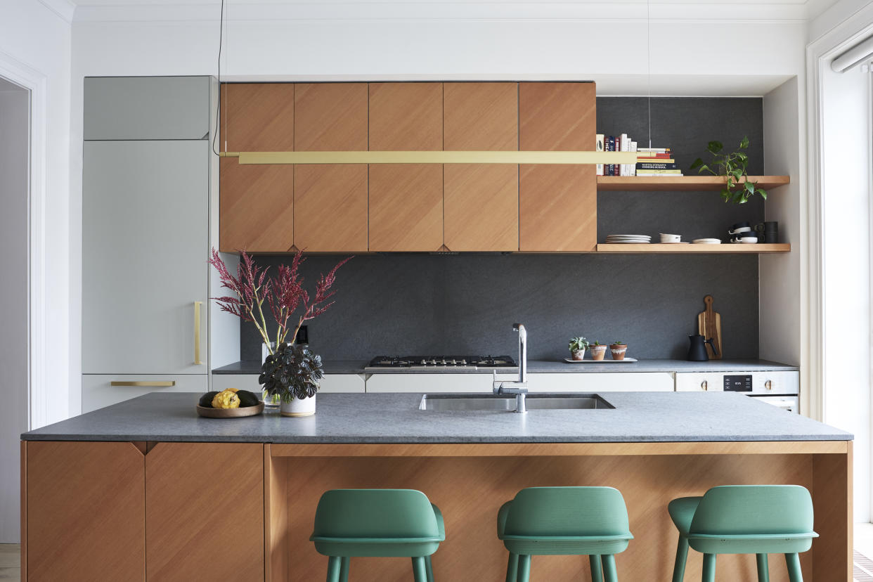  A kitchen with a granite countertop in grey. 