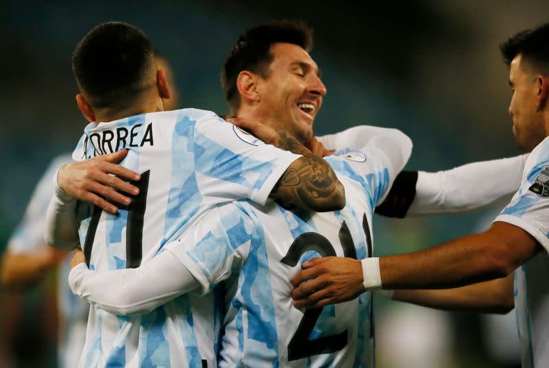 Foto del lunes del capitán de Argentina, Lionel Messi, celebrando el gol de Alejandro Gomez ante Bolivia junto a sus compañeros